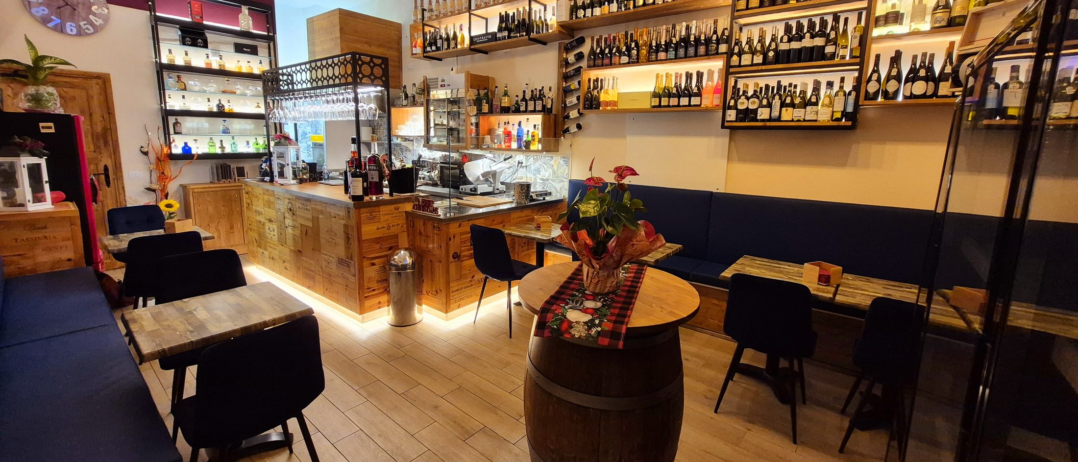 Bancone dell'enoteca il Caveau con calici di vino