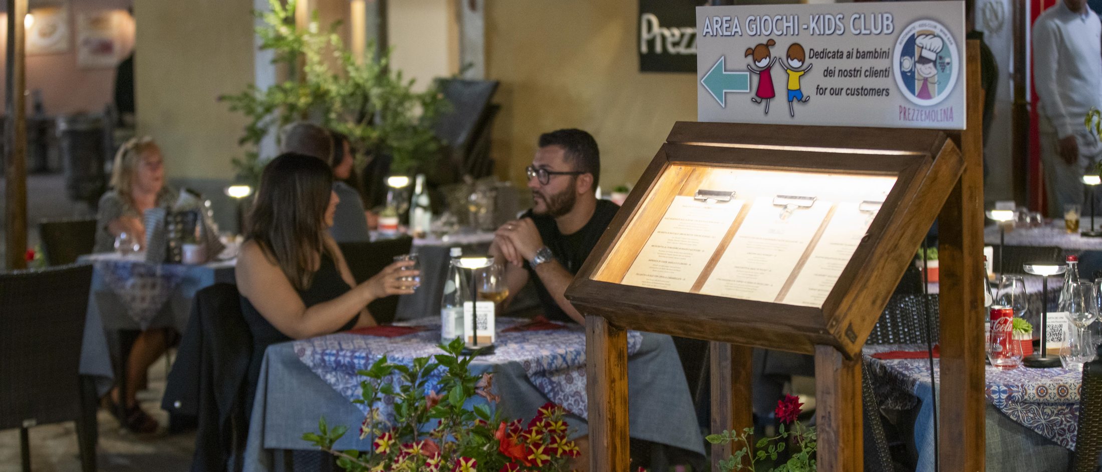 Tavoli all'aperto del ristorante Prezzemolina nel centro storico